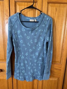 LOGO 7 Long-Sleeve thermal in Dusty Blue with small lighter blue flower print